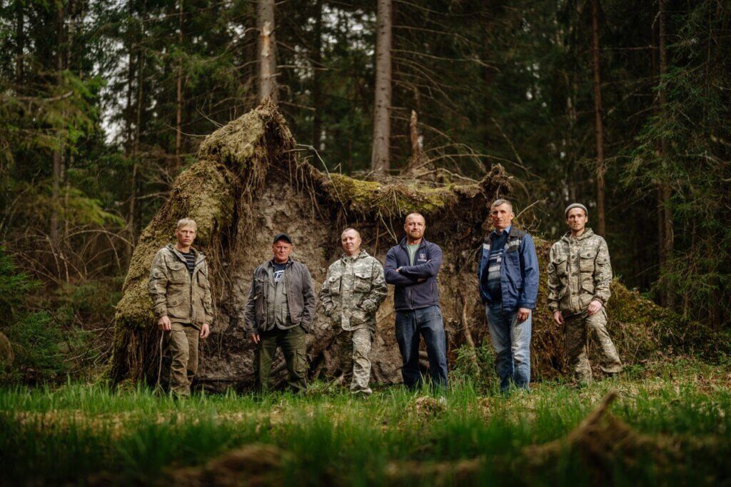 Если вам повезло, то эти парни рубят ваш дом!